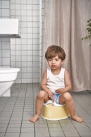 Little Pea BabyBjorn Γιογιό Smart Potty_powder-yellow-white_lifestyle